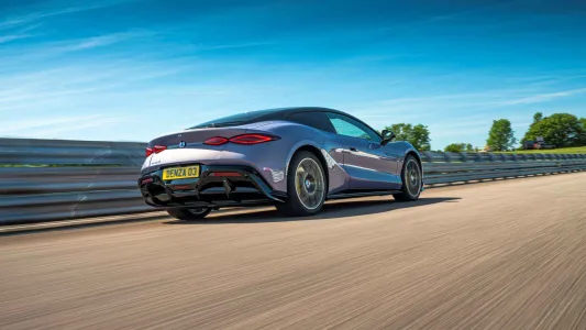 Mas del doble de potencia que un 911 turbo s y mas barato que un gts asi es el denza z 27
