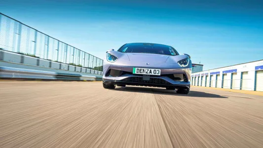 Mas del doble de potencia que un 911 turbo s y mas barato que un gts asi es el denza z 29