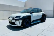 Milltek deja los escapes a un lado y se pasa al músculo visual con un Renault 5 eléctrico ensanchado