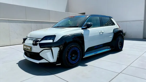 Milltek deja los escapes a un lado y se pasa al músculo visual con un Renault 5 eléctrico ensanchado