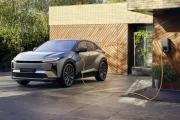 Toyota responde a Tesla, BYD y los SUV chinos rebajando el precio de su eléctrico estrella