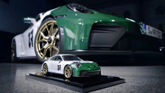 Porsche crea el 911 gt3 definitivo para celebrar los 100 anos de nurburgring pero espana se queda sin el 16