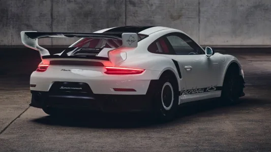El porsche 911 sin faros de los 80 esta de vuelta un brutal gt2 rs creado para un unico cliente 7