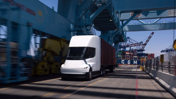 El Tesla Semi pone rumbo a Europa: 550 km de autonomía, carga de 800 kW y menores costes que un diésel