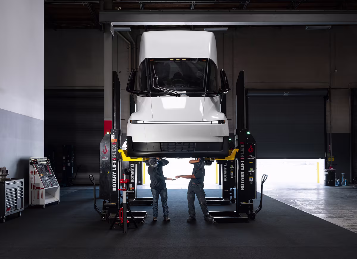 El tesla semi pone rumbo a europa 550 km de autonomia carga de 800 kw y menores costes que un diesel 1