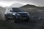 Land Rover retrasa el Defender eléctrico hasta la próxima década por un motivo inesperado: el de gasolina se vende demasiado bien