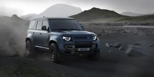 Land Rover retrasa el Defender eléctrico hasta la próxima década por un motivo inesperado: el de gasolina se vende demasiado bien