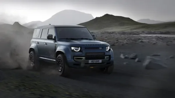 Land Rover retrasa el Defender eléctrico hasta la próxima década por un motivo inesperado: el de gasolina se vende demasiado bien