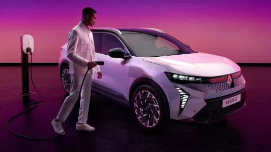 Mas de 640 km con una carga renault mejora el scenic e tech para defenderse de tesla y los suv chinos 7