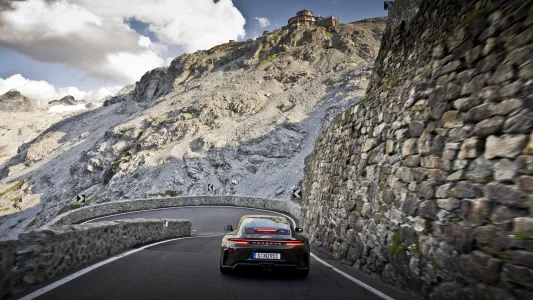 Porsche crea un 911 gt3 para devorar puertos de montana cambio manual y solo 100 unidades 1