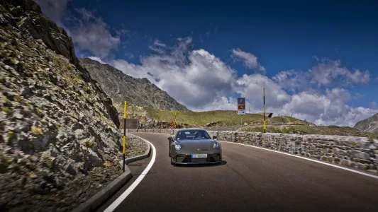 Porsche crea un 911 gt3 para devorar puertos de montana cambio manual y solo 100 unidades 4