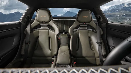 Porsche crea un 911 gt3 para devorar puertos de montana cambio manual y solo 100 unidades 7