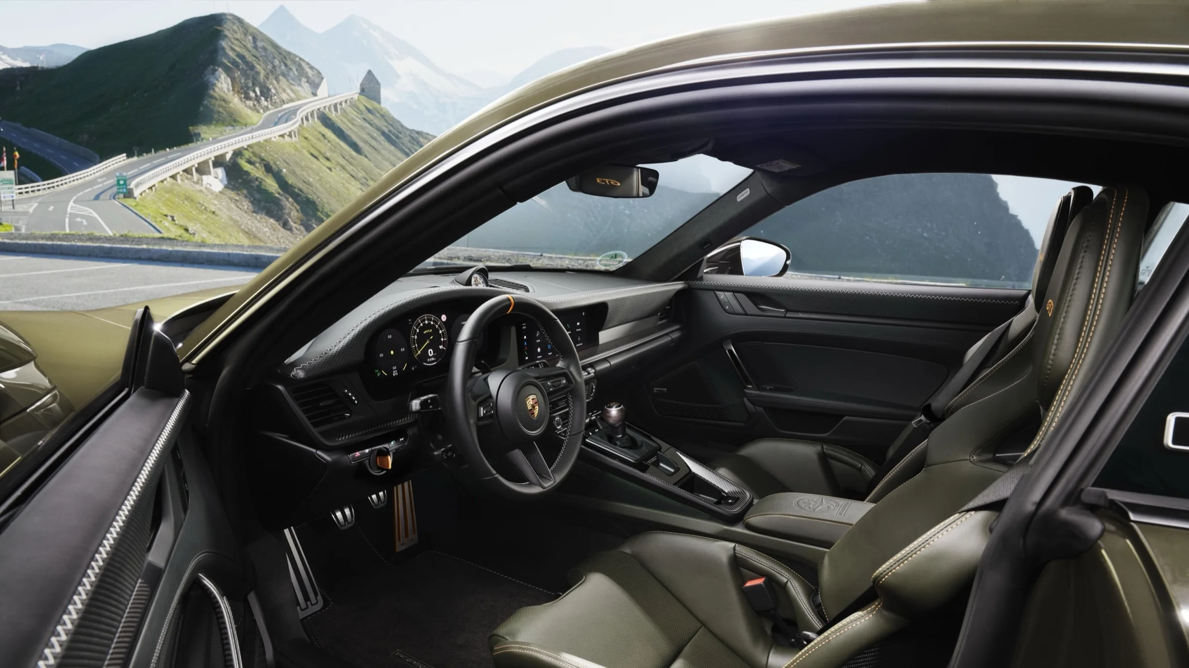 Porsche crea un 911 gt3 para devorar puertos de montana cambio manual y solo 100 unidades 9