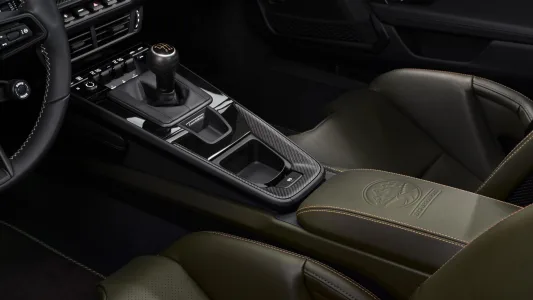 Porsche crea un 911 gt3 para devorar puertos de montana cambio manual y solo 100 unidades 10