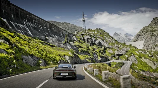 Porsche crea un 911 gt3 para devorar puertos de montana cambio manual y solo 100 unidades 14