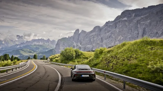 Porsche crea un 911 gt3 para devorar puertos de montana cambio manual y solo 100 unidades 15