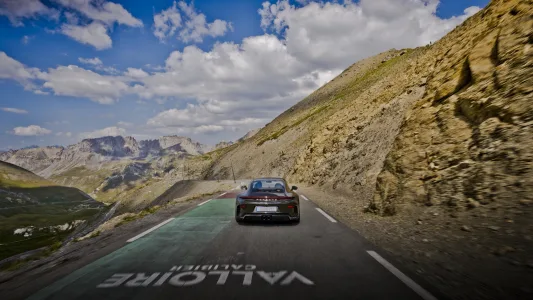 Porsche crea un 911 gt3 para devorar puertos de montana cambio manual y solo 100 unidades 16