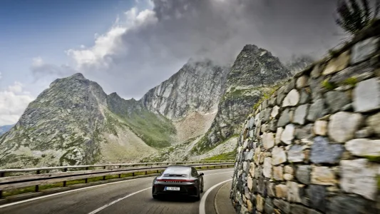 Porsche crea un 911 gt3 para devorar puertos de montana cambio manual y solo 100 unidades 17