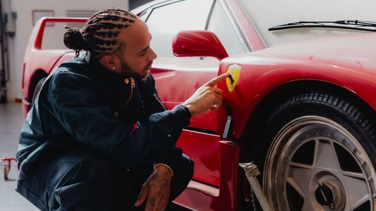 El garaje de hamilton llego a valer 15 millones de euros pero su coche favorito nunca estuvo dentro hasta ahora 1