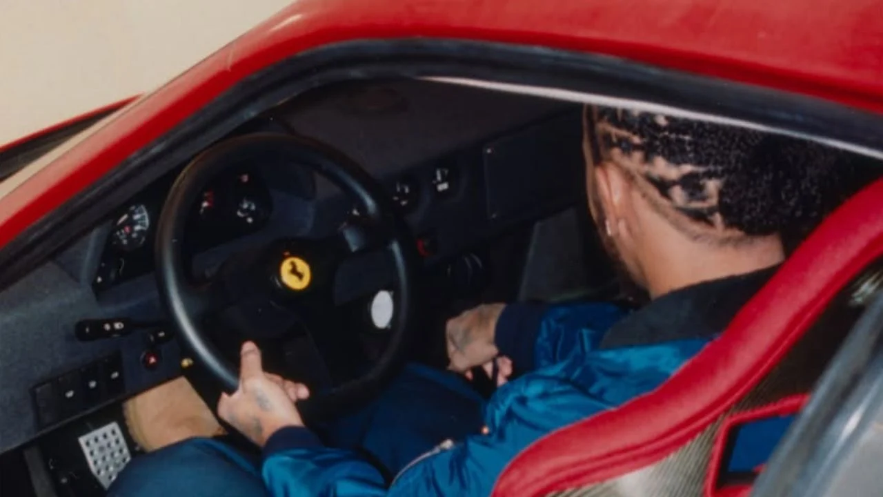 El garaje de hamilton llego a valer 15 millones de euros pero su coche favorito nunca estuvo dentro hasta ahora 2