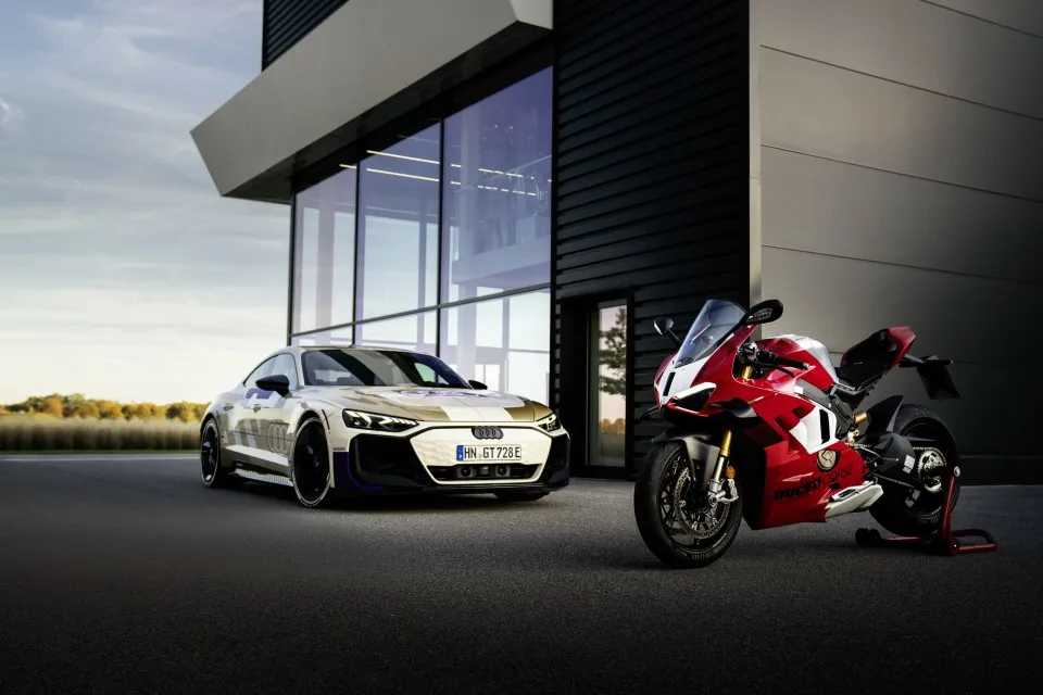 Audi e-tron GT y Ducati Panigale V4 R