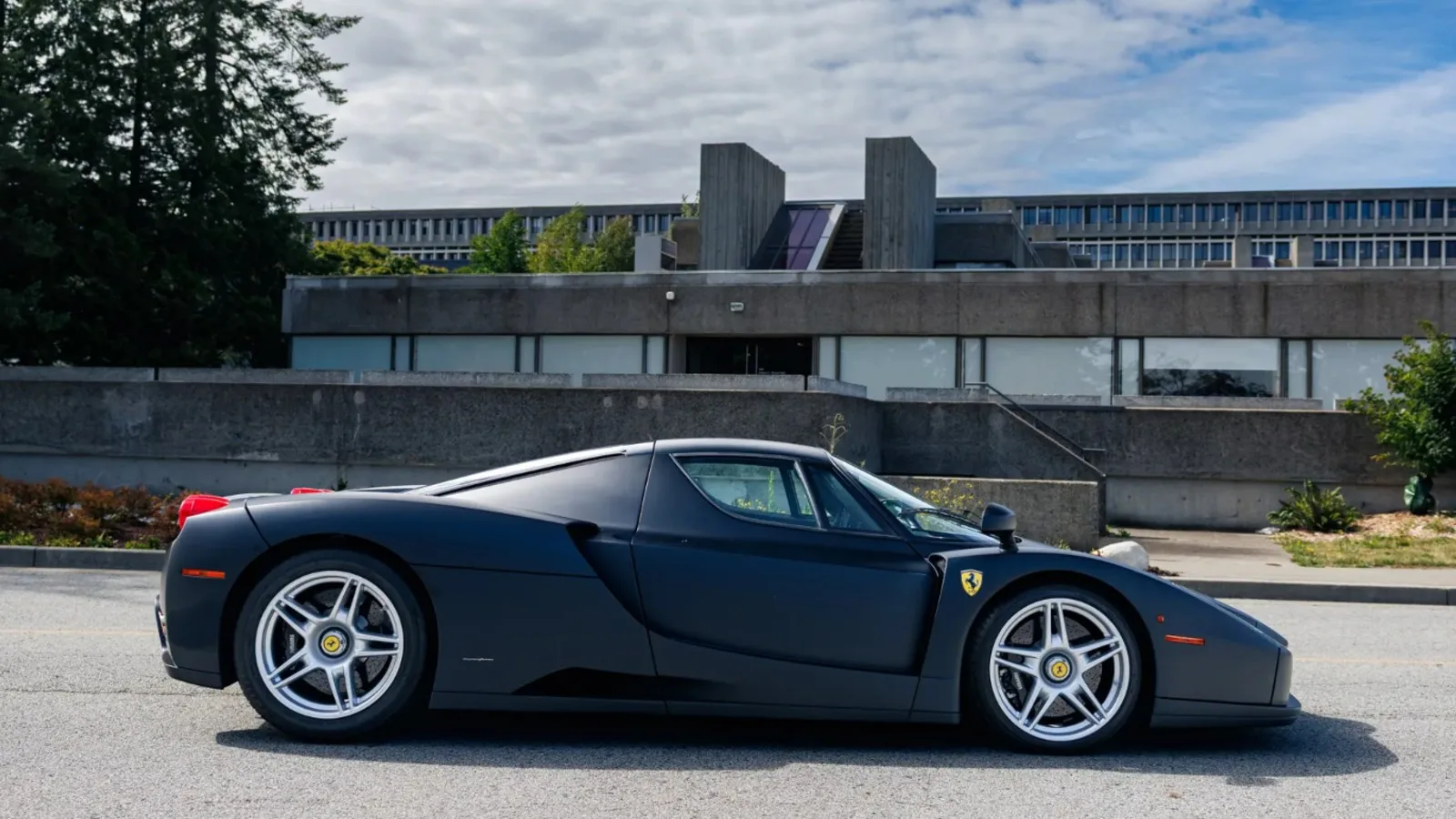 Este ferrari enzo es literalmente unico ferrari lo pinto negro mate para la familia real de brunei y ahora esta en venta 1