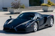 Este Ferrari Enzo es literalmente único: Ferrari lo pintó negro mate para la Familia Real de Brunéi y ahora está en venta