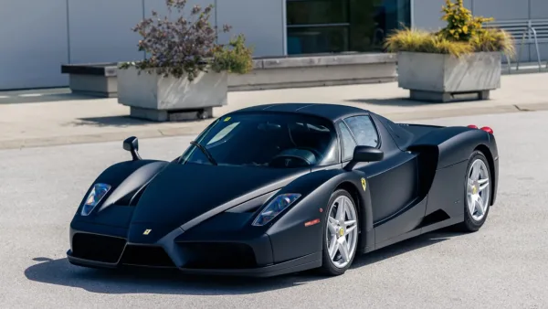 Este Ferrari Enzo es literalmente único: Ferrari lo pintó negro mate para la Familia Real de Brunéi y ahora está en venta