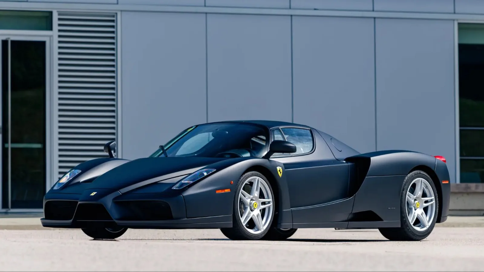 Este ferrari enzo es literalmente unico ferrari lo pinto negro mate para la familia real de brunei y ahora esta en venta 3