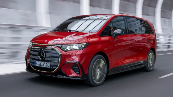 Mercedes se niega a convertirlo todo en un SUV: su nuevo VLE ofrece ocho plazas, 422 CV y hasta 654 km de autonomía
