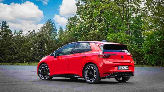 El golf gti electrico todavia no ha llegado pero volkswagen ya ensena por donde ira 326 cv y traccion trasera en el id 3 gti 7