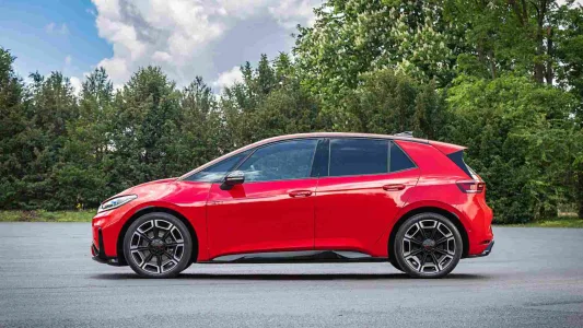 El golf gti electrico todavia no ha llegado pero volkswagen ya ensena por donde ira 326 cv y traccion trasera en el id 3 gti 8
