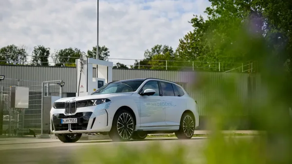 Mientras casi todos miran a las baterías, BMW sigue apostando por el hidrógeno: 750 km y menos de cinco minutos para repostar