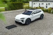 Porsche quiere que cargar un eléctrico sea tan simple como aparcar: el Cayenne Electric estrena carga inalámbrica de 11 kW