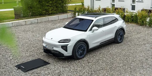 Porsche quiere que cargar un eléctrico sea tan simple como aparcar: el Cayenne Electric estrena carga inalámbrica de 11 kW