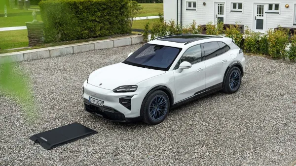 Porsche quiere que cargar un eléctrico sea tan simple como aparcar: el Cayenne Electric estrena carga inalámbrica de 11 kW