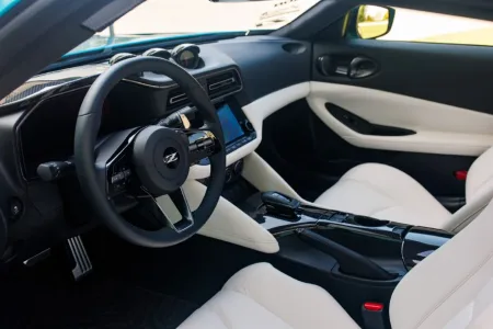 Mientras otros deportivos miran al futuro nissan ha hecho exactamente lo contrario devolver al z a los anos 90