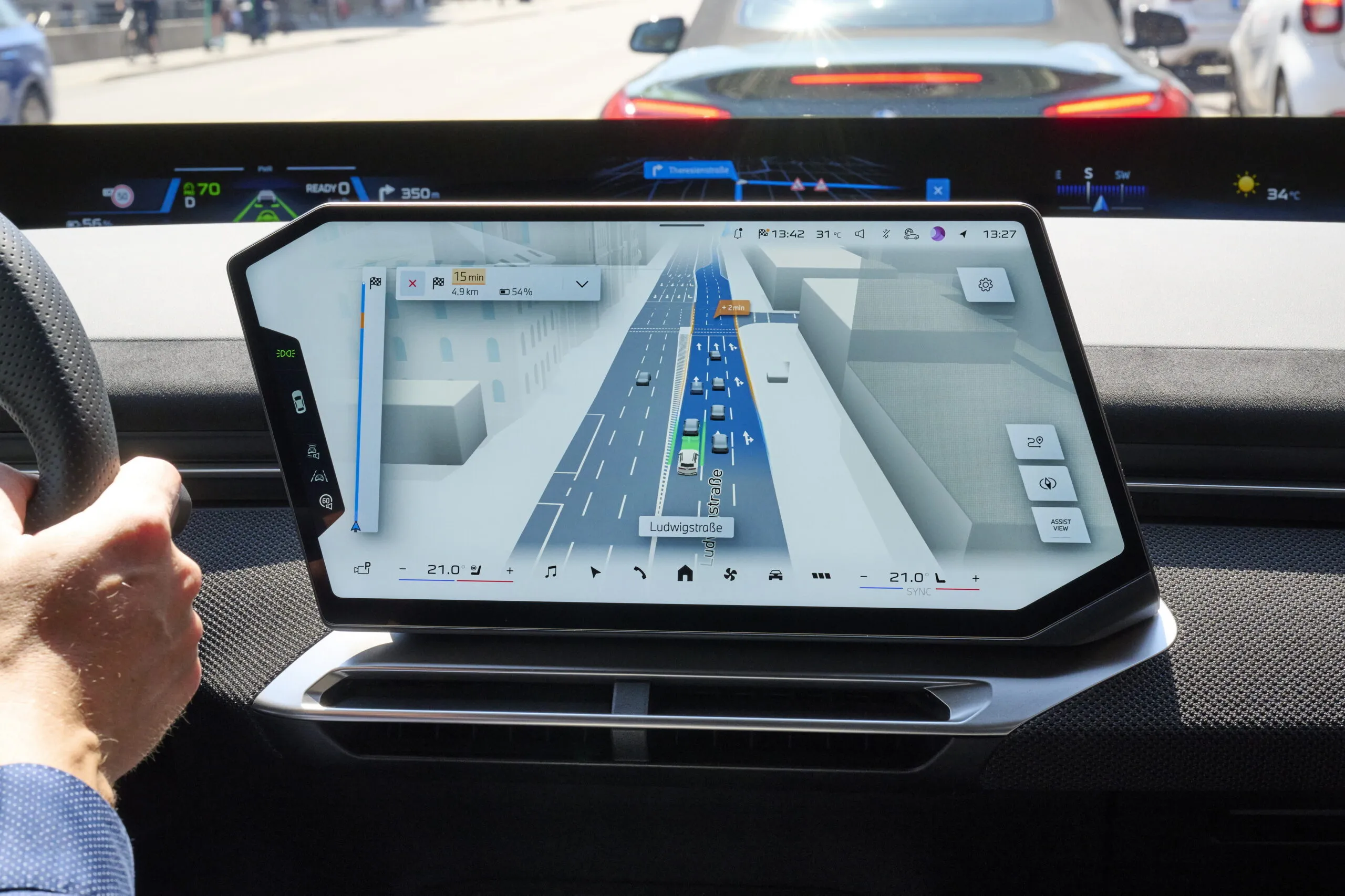 El coche ya veia mucho mas de lo que tu podias ver en pantalla bmw ahora te lo ensena todo en su nuevo navegador 3d 2