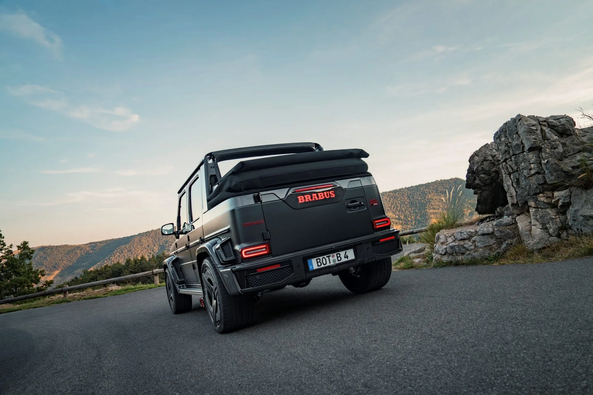 Mercedes nunca hizo un g 63 asi asi que brabus lo ha hecho por su cuenta 900 cv cabrio y edicion de 10 unidades 27