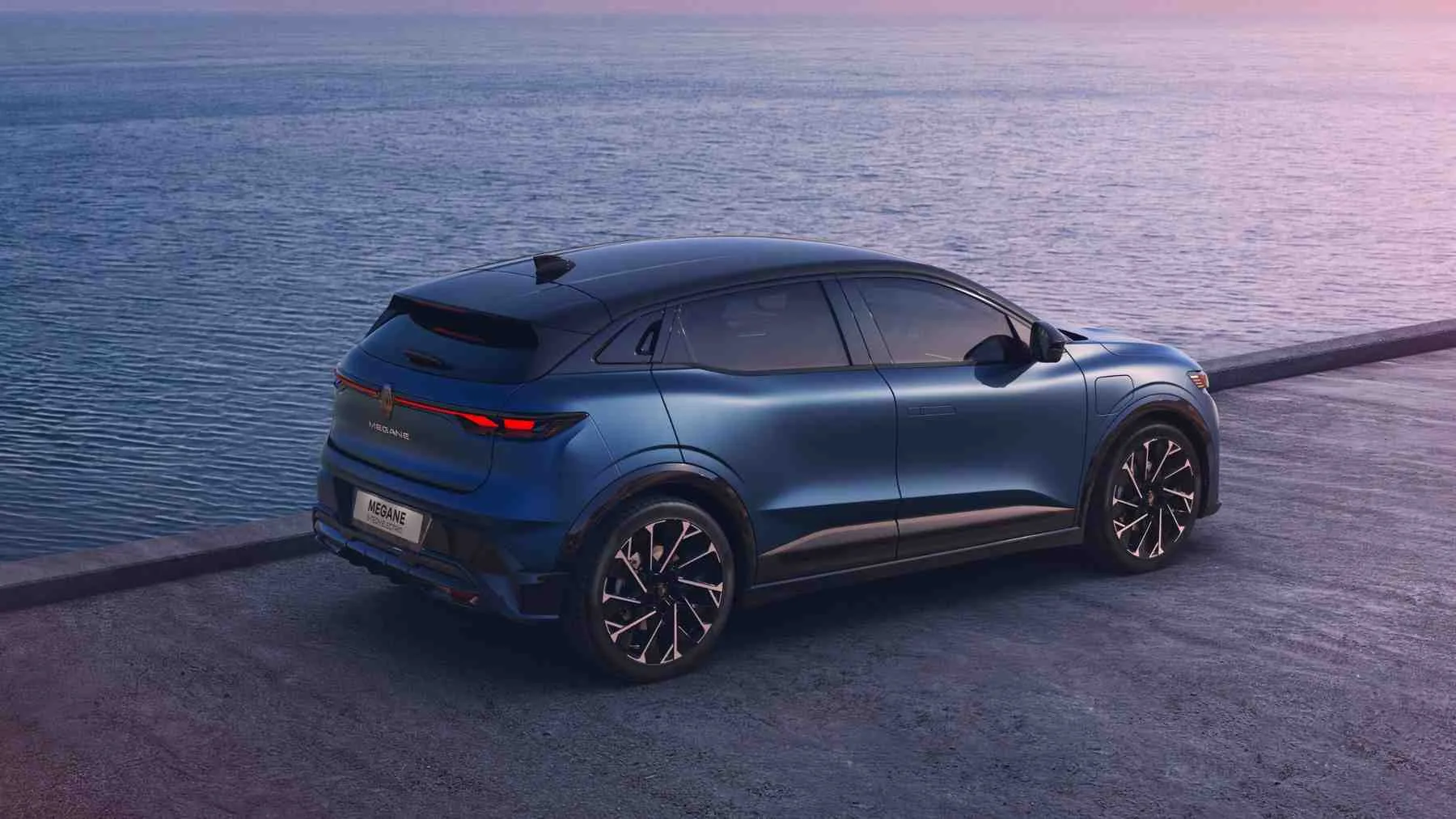 Los electricos chinos ya no juegan solos con el precio renault deja el megane e tech de 500 km por debajo de 30 000 euros 3