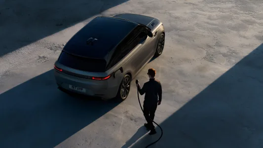 Mismo aspecto prestaciones de v8 y cero gasolina el range rover sport estrena su version electrica 21