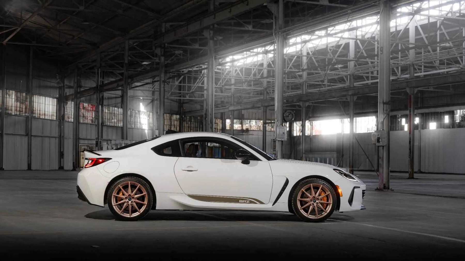 Perfil del Subaru BRZ ZC15 blanco con llantas de bronce
