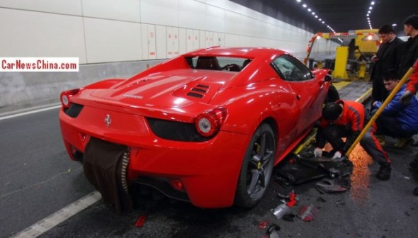 Destrozan un Ferrari 458 Spider chino dentro de un túnel 3