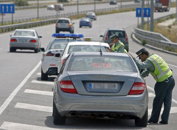 Conductor embiste coche de la guardia civil tras ver el radar 1