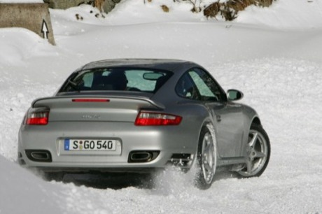 En la nieve: Gallardo Superleggera, Continental GT, 911 Turbo y Audi R8