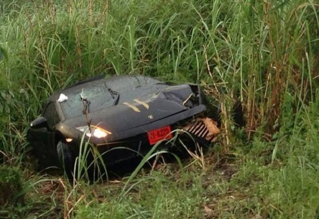 Conductor sale ileso tras partir por la mitad un Lamborghini Gallardo 3