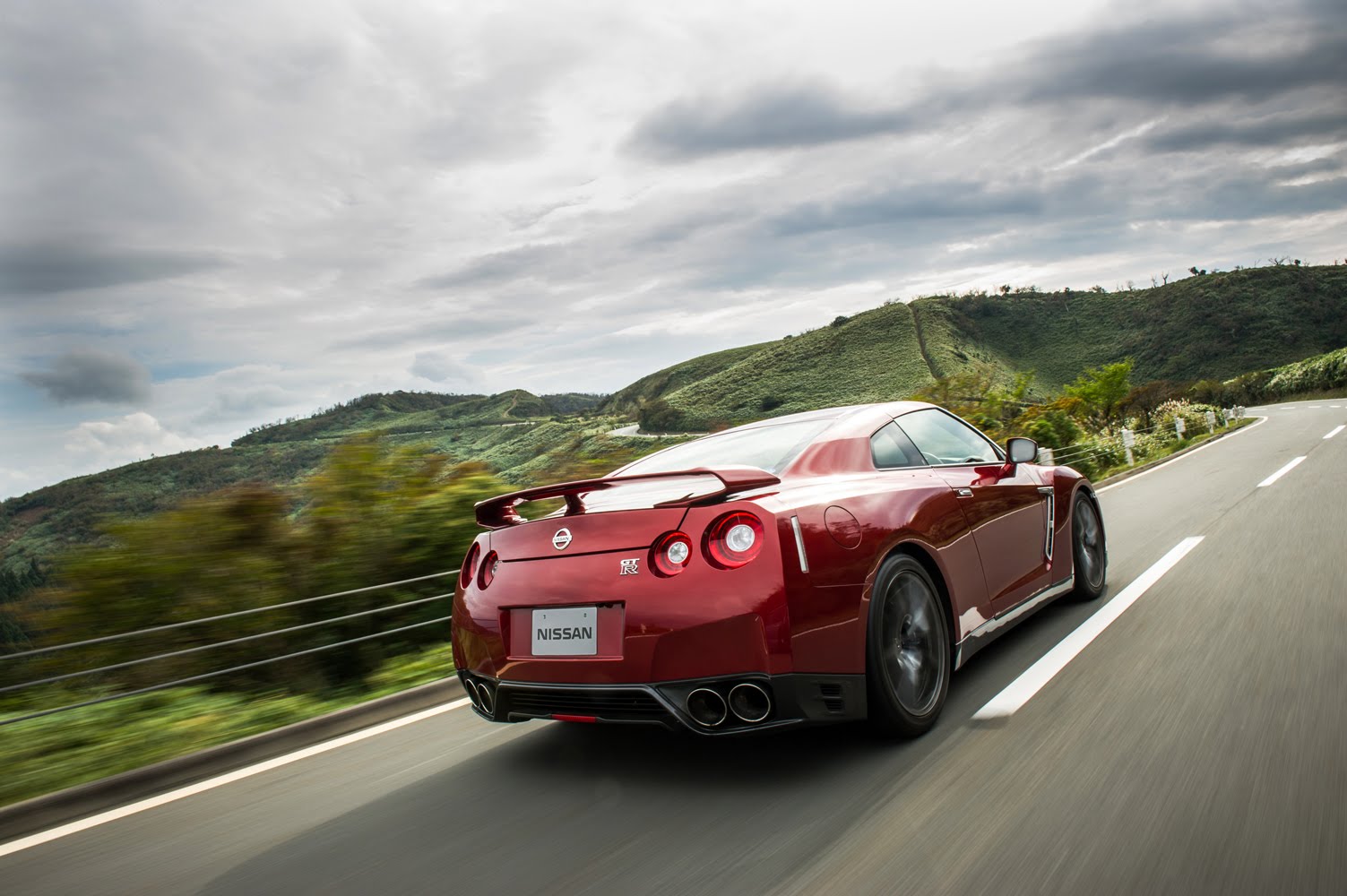 Nissan actualiza el GT-R en Japón y anuncia el lanzamiento del GT-R 45th Anniversary