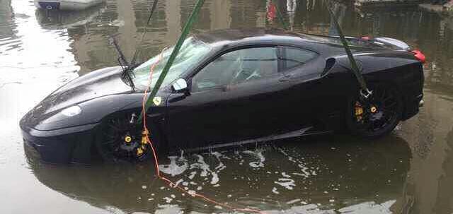 Meten un Ferrari F430 en un río chino 1