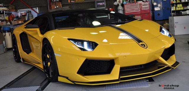 Un Lamborghini Aventador bajo el rodillo japonés de Bond Style 1