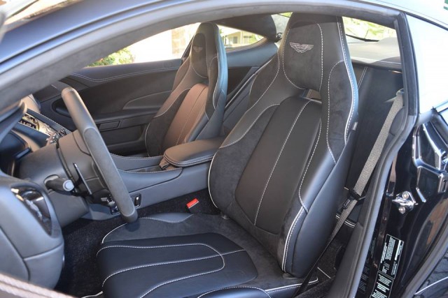 A la venta un Aston Martin Vanquish Carbon Black Edition 3